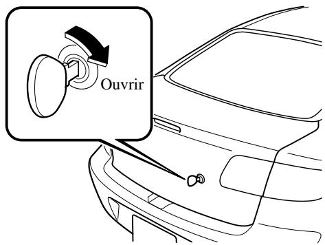 MAZDA 3 2009 - Ouverture du couvercle du coffre à l'aide de la clé - 1