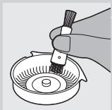 PHILIPS PT720/49 - Nettoyage de l'unité de rasage avec la brosse. - 2