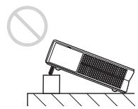 SONY VPL-CS5 - Inclinaison de l'appareil en dehors des limites du support réglable - 1
