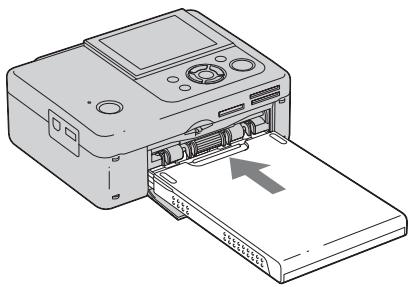 SONY DPP-FP65 - Insérez le magasin à papier dans l'imprimante. - 1