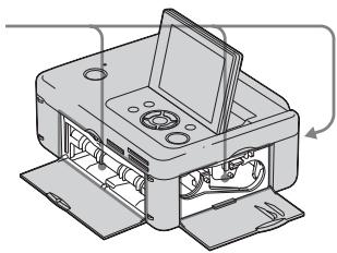 SONY DPP-FP65 - Retirez le magasin à papier et le ruban encreur de l'imprimante, et vérifiez s'il n'y a pas de papier coincé à l'intérieur. - 1