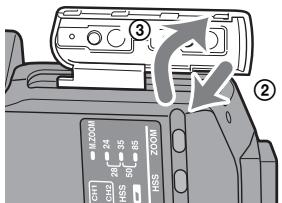 SONY HVL-F36AM - Öffnen Sie wie in der Abbildung dargestellt den Batteriefachdeckel. - 2