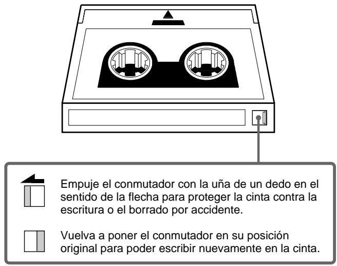 Empuje el conmutador con la uña de un dedo en el sentido de la flecha para proteger la cinta contra la escritura o el borrado por accidente. Vuelva a poner el conmutador en su posición original para poder escribir nuevamente en la cinta.
