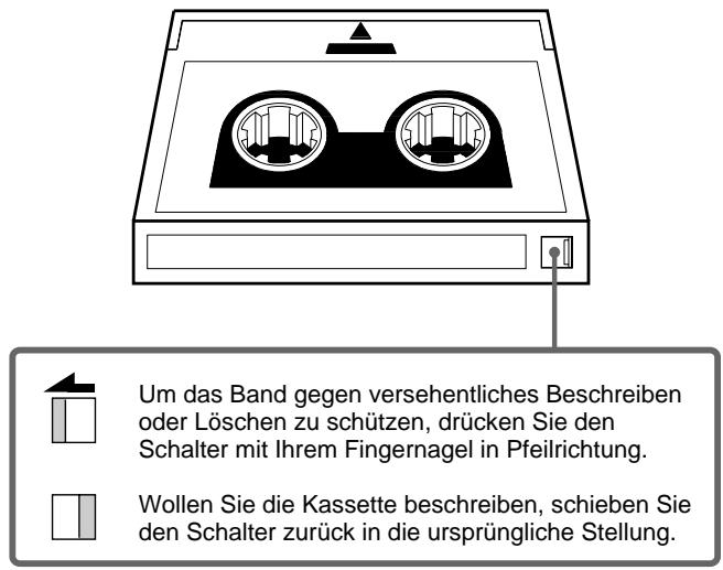 Um das Band gegen versehentliches Beschreiben oder Löschen zu schützen, drücken Sie den Schalter mit Ihrem Fingernagel in Pfeilrichtung. Wollen Sie die Kassette beschreiben, schieben Sie den Schalter zurück in die ursprüngliche Stellung.