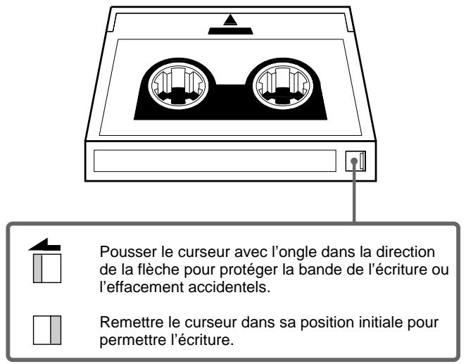Pousser le curseur avec l'ongle dans la direction de la flèche pour protéger la bande de l'écriture ou l'effacement accidentels. Remettre le curseur dans sa position initiale pour permettre l'écriture.