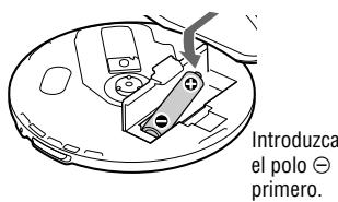 SONY ATRAC3PLUS - Introduzca la pila LR6 (tamanoo AA) (no suministrada) hacercoincidir la polaridad conla marca que aparece en el interior del compartmento y ciderre la tapa hasta que hagablick. - 1