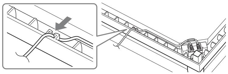 SONY BDV-F700 - Faites passer le cordon d'enceinte dans la gorge le long du bord du caisson de graves et accrochez-le au support du cordon d'enceinte. - 1
