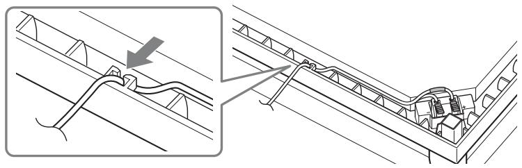 SONY BDV-F700 - Encaje el cable de altavoz en el hueco que se encuentra a lo largo del lateral del altavoz potenciador de graves y fijelo en el soporte para el cable del altavoz. - 1
