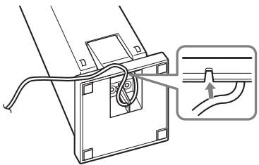 SONY BDV-F700 - Faites passer le cordon d'enceinte à travers la fente de la base du support pour éviter qu'il soit tordu ou coincé. - 1