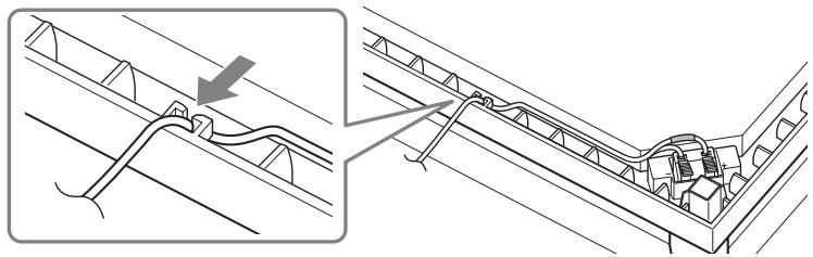 SONY BDV-F700 - Führen Sie das Lautsprecherkabel durch die Aussparung seitlich am Tiefsttonlautsprecher und befestigen Sie es im Halter für Lautsprecherkabel. - 1