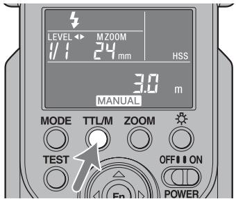 SONY HVL-F58AM - Appuyer sur la touche ttl/m pour afficher l'indicateur MANUAL sur l'écran LCD. - 1