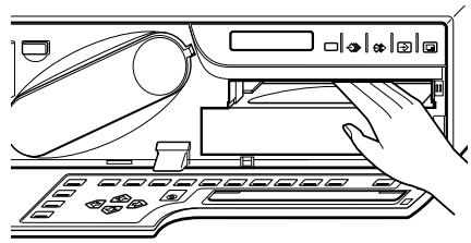 SONY UP-50 - Sehen Sie nach, ob im Drucker Papier gestaut ist. Wenn Sie ein gestautes Papier sehen, ziehen Sie es langsam in Richtung auf das Papierfach aus dem Drucker heraus. - 1