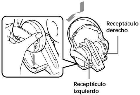 SONY MDR-RF960RK - Coloque los auriculares en el transmisor de modo que los orificios de contacto encajen en los pines de contacto del transmisor y asegúrese de que el indicador de carga se ilumina en verde. - 1