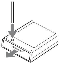 SONY SMP-N200 - Tirez le compartiment de pile vers l'extérieur avec un bâtonnet. - 1