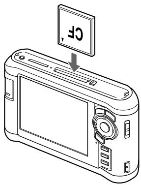EPSON P-5000 - Insertion d'une carte mémoire CF dans l'emplacement pour carte CF - 1