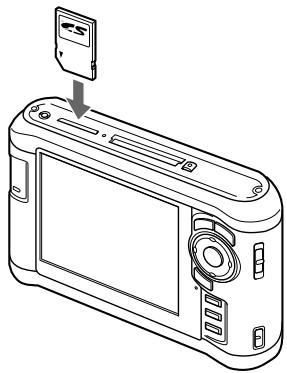 EPSON P-5000 - Insertion d'une carte mémoire SD dans l'emplacement pour carte SD - 1