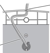 PANASONIC SC-HT885 - Fissare i cavi del diffusore alle basi. - 2