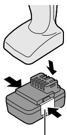 PANASONIC EY-7420 - Applicazione o rimozione del pacco batteria - 2