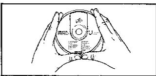 Diagram showing hands holding a circular object with measurement markings and Chinese text labels