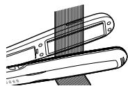 PANASONIC EH-HS95 - Erfassen Sie die Haarsträhne in der Mitte der Stylingplatte (G). - 1