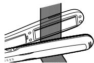 PANASONIC EH-HS95 - Afferrare la ciocca di capelli al centro della piastra di ferro (G). - 1