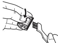 PANASONIC ER-GC20 - Pulizia del tagliacapelli sulla lame - 4