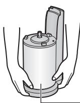 PANASONIC MJL500 - - Wenn Sie das Gerät tragen,/TRagen Sie das Motorghäuse und den Auspressbehälter separat, indem Sie mit beiden Händen den unteren Teil festhalten, nachdem Sie den Netzstecker aus der Steckdose abgezogen haben. - 2