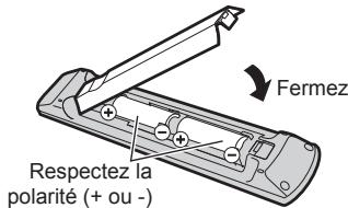 PANASONIC N2QAYB000752 - Mise en place et retrait des piles de la télécommande - 2