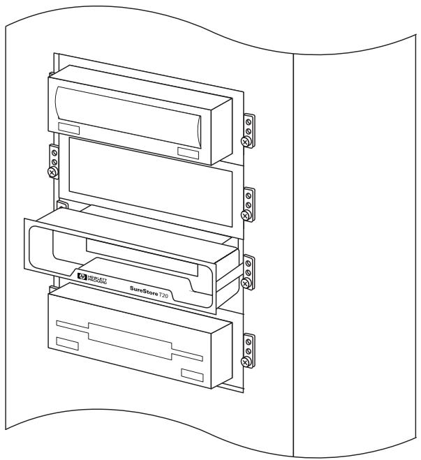 HP SURESTORE T20 TAPE DRIVE - Installation du lecteur de bande dans l'emplacement - 1