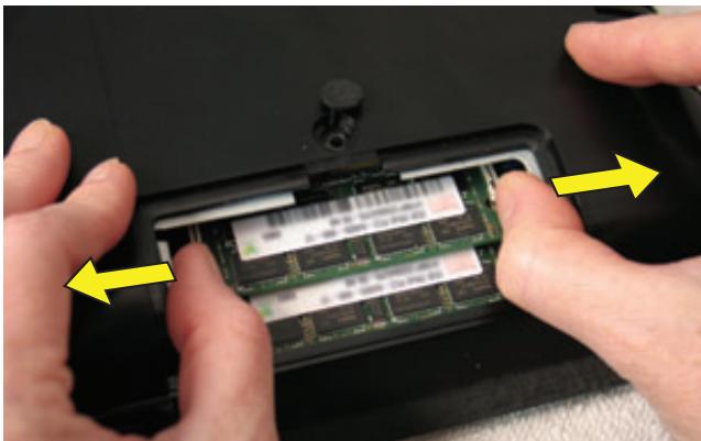 HP PAVILION ALL-IN-ONE MS228 - Removing the Memory - 6