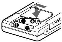 SONY MZ-B50 - Inserte las pilas secas. - 2