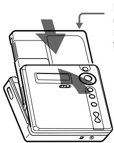 SONY MZ-N707 - Insert an MD. - 2
