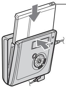SONY MZ-NHF800 - Insert a disc with the label side facing front, and press the lid down to close. - 1