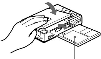 SONY MZ-R30 - Legen Sie eine bespielbare MD ein. - 2