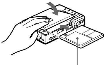 SONY MZ-R30 - Insert an MD. - 2