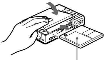 SONY MZ-R30 - Inserte un MD grabable. - 2