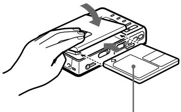 SONY MZ-R30 - Inserte un MD. - 2