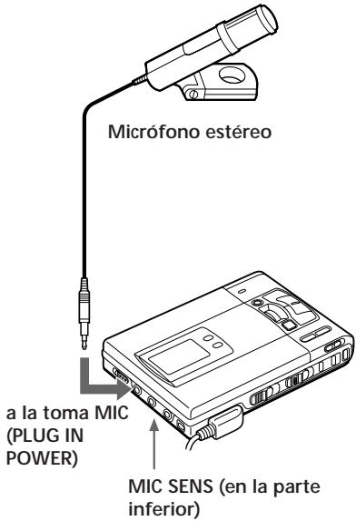 Micrófono estéreo a la toma MIC (PLUG IN POWER) MIC SENS (en la parte inferior)