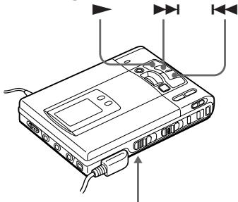 SONY MZ-R50 - Acertar o relógio para introduzir a hora gravada - 1