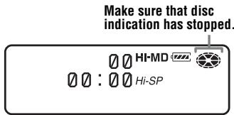 Make sure that disc indication has stopped. HI-MD Hi-SP
