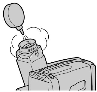 SONY CCD-TRV33 - Removing dust from inside the viewfinder - 2