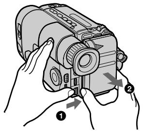 SONY CCD-TRV33 - Charging and installing the battery pack - 1