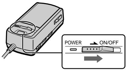 SONY PLM-A35 - Mettez le Glasstron sous tension à l'aide du commutateur POWER ON/OFF. - 1