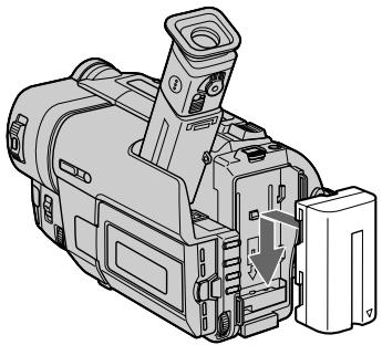 SONY CCD-TRV48E - Установка батарейного блока - 1