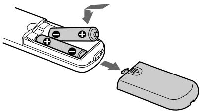 SONY CDP-XE570 - Insertion de piles dans la télécommande (CDP-XE570/XE370 uniquement) - 1