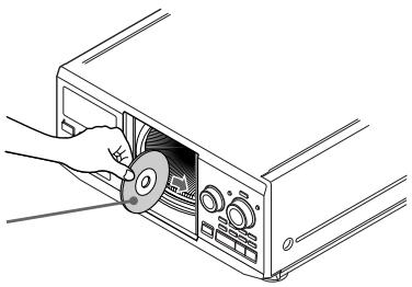 SONY CDP-CX555ES - Rode o anel JOG até encontrar a ranhura onde pretende introduzir o disco, sem se esquecer de verificar o número do disco (escrito ao lado de cada compartimento e indicado no visor). - 3
