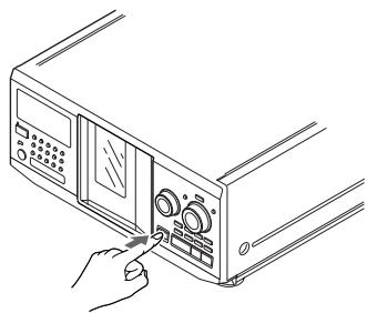 SONY CDP-CX555ES - Abra a tampa da frente carregando em OPEN/CLOSE. - 1