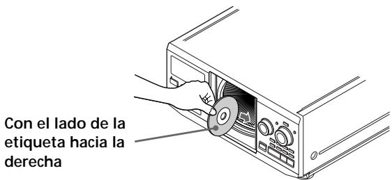 Con el lado de la etiqueta hacia la derecha