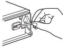 SONY CDX-GT500 - Aansluitingen schoonmaken - 1