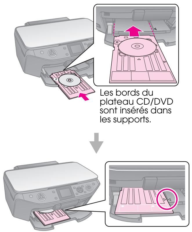 Les bords du plateau CD/DVD sont insérés dans les supports.